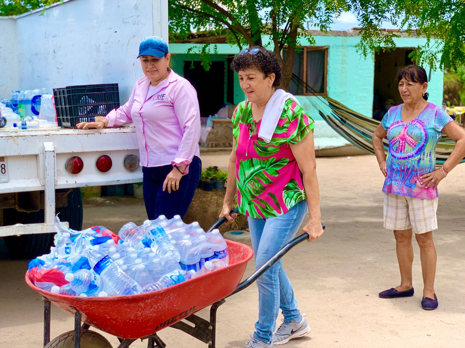 Mujer llevando en una carreta muchas botellas de agua en el Aquatón