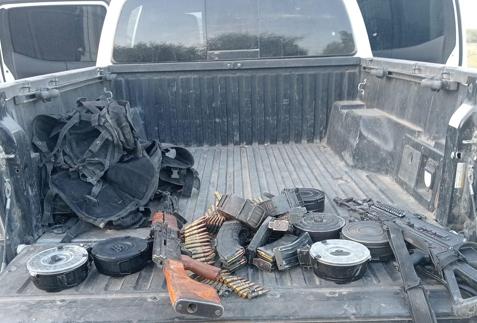 Armas, cargadores y chalecos decomisados tras el enfrentamiento entre la Militares y civiles en Culiacán