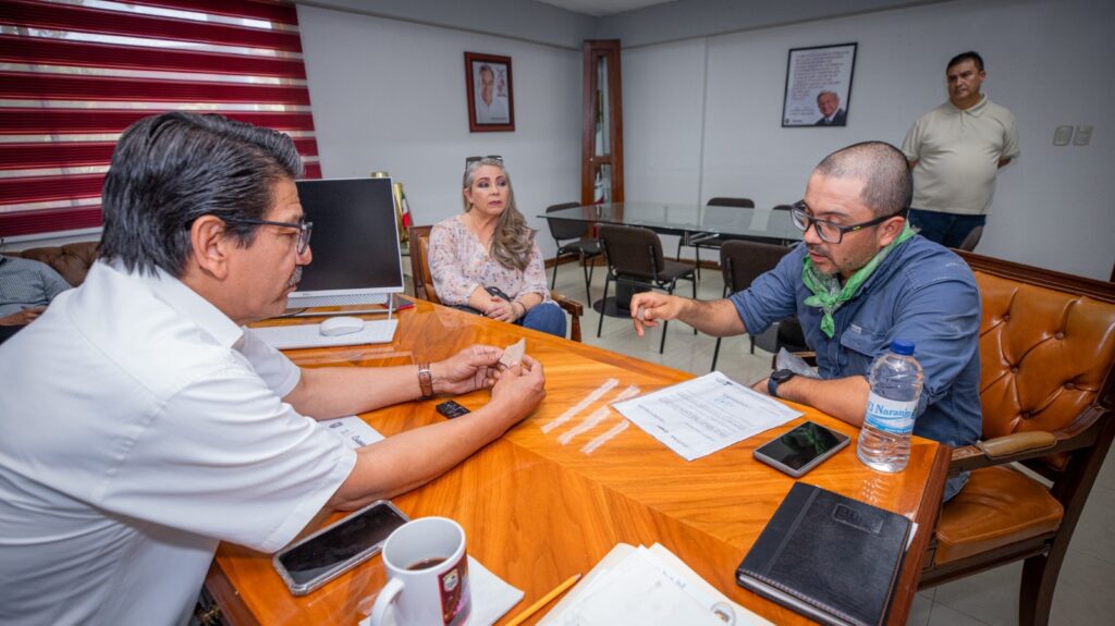 José Rodrigo Vivero Miranda conversando con el alcalde Martín Ahumada Quintero