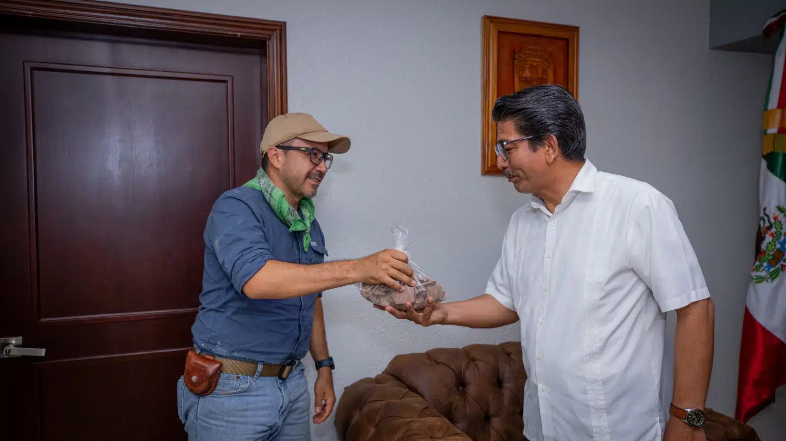 Arqueólogo mexicano José Rodrigo Vivero Miranda junto al alcalde Martín Ahumada Quintero