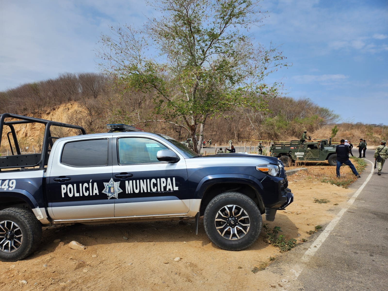 Policía Municipal y Ejército Mexicano en el lugar donde se reportó el hallazgo del hombre asesinado