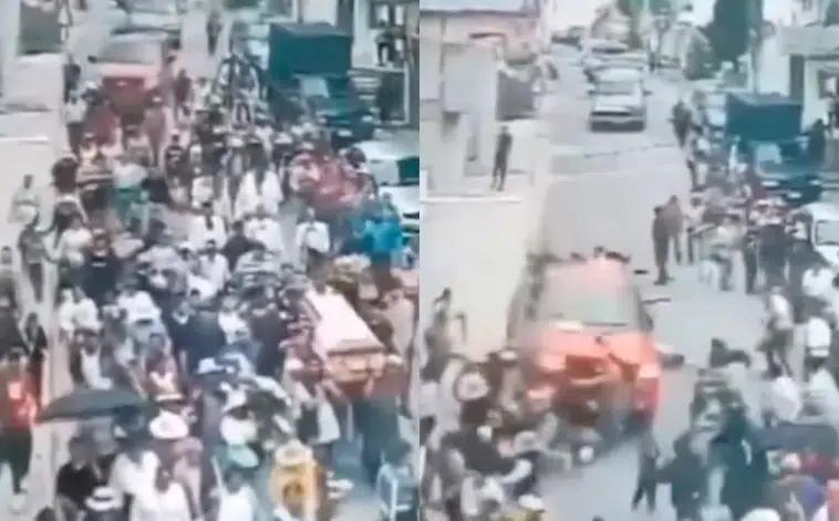 VIDEO: Conductor atropella a cortejo fúnebre y deja 9 personas heridas en Tepeaca, Puebla