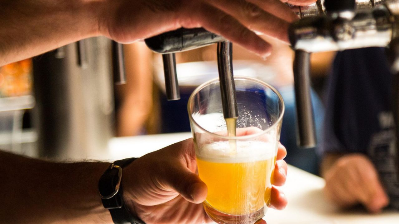 Aumenta a 53 los fallecidos tras ingirieron alcohol adulterado en la India