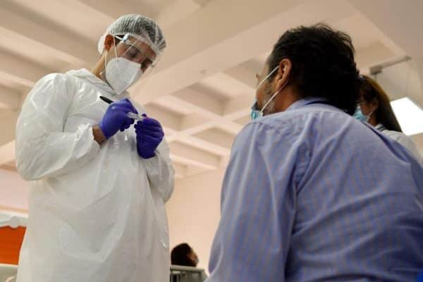 Aumentan 30% los contagios COVID en España; repuntaron en una semana