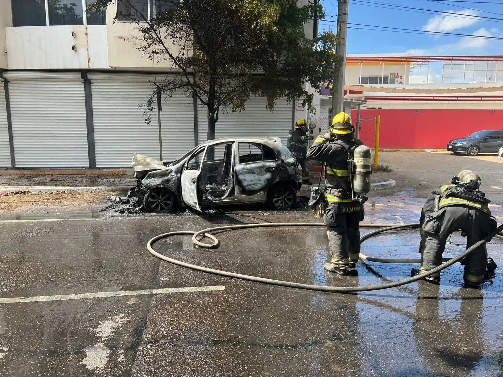 Automóvil arde en llamas la mañana de este domingo en Culiacán (1)