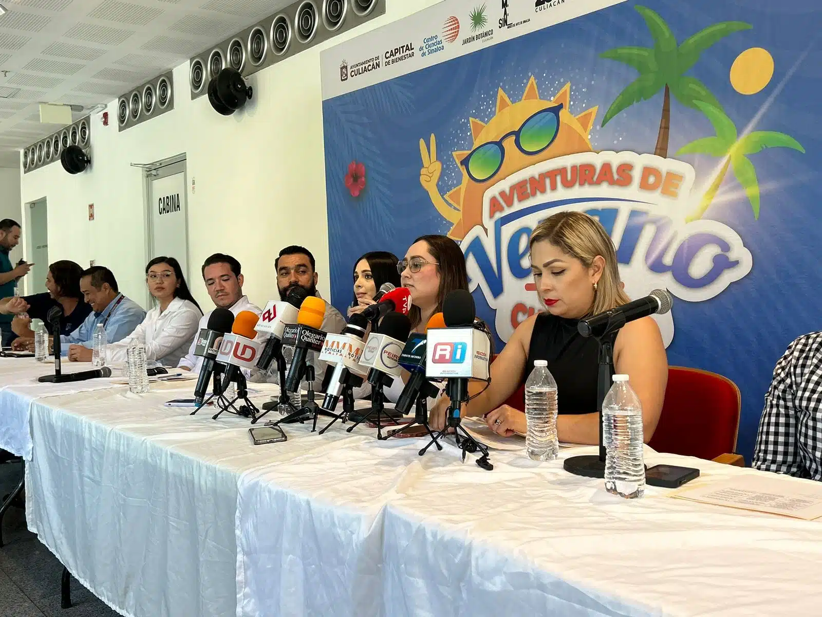 La directora de Turismo municipal Cristal Murillo Meza en una conferencia de prensa