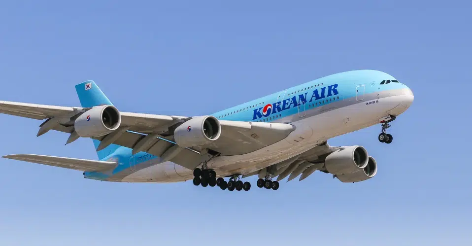Avión pierde 8 mil metros de altitud en Corea del Sur y pasajeros sufren efectos