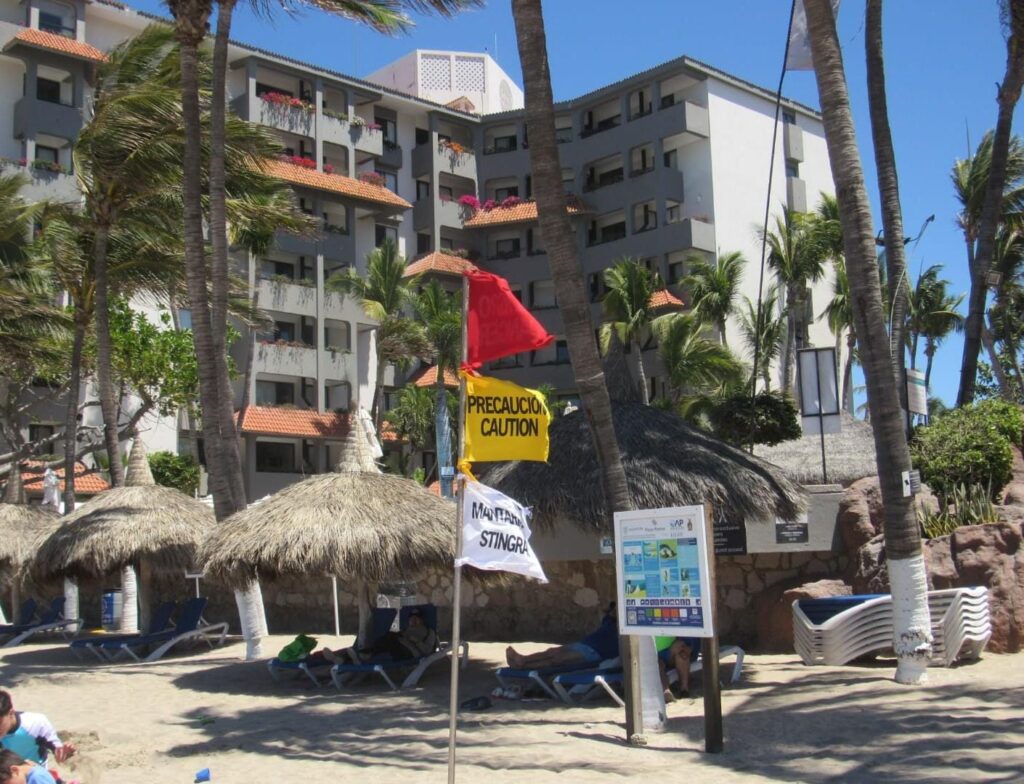 Banderas de advertencia en la playa