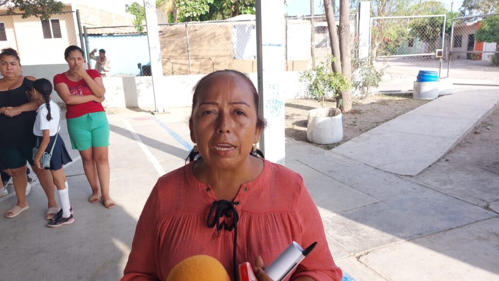 Aurora Barrera Méndez, madre de familia de la Escuela Primaria “Manuel Gutiérrez Nájera”, en entrevista con Línea Directa en Mazatlán