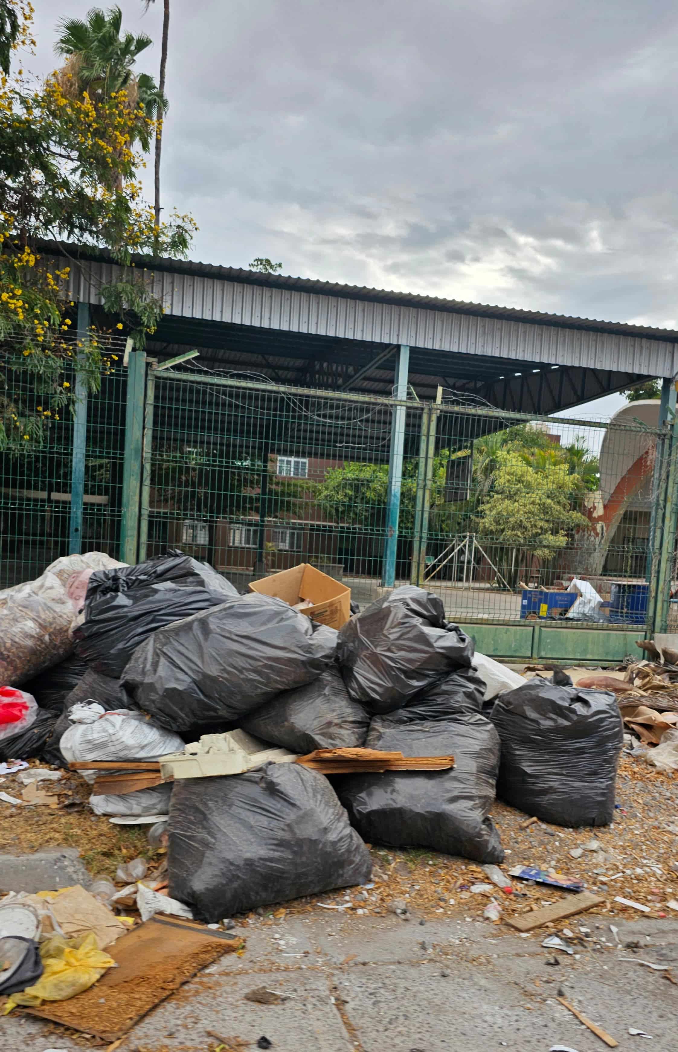 Basura en la calle de la primaria "Justo Sierra"