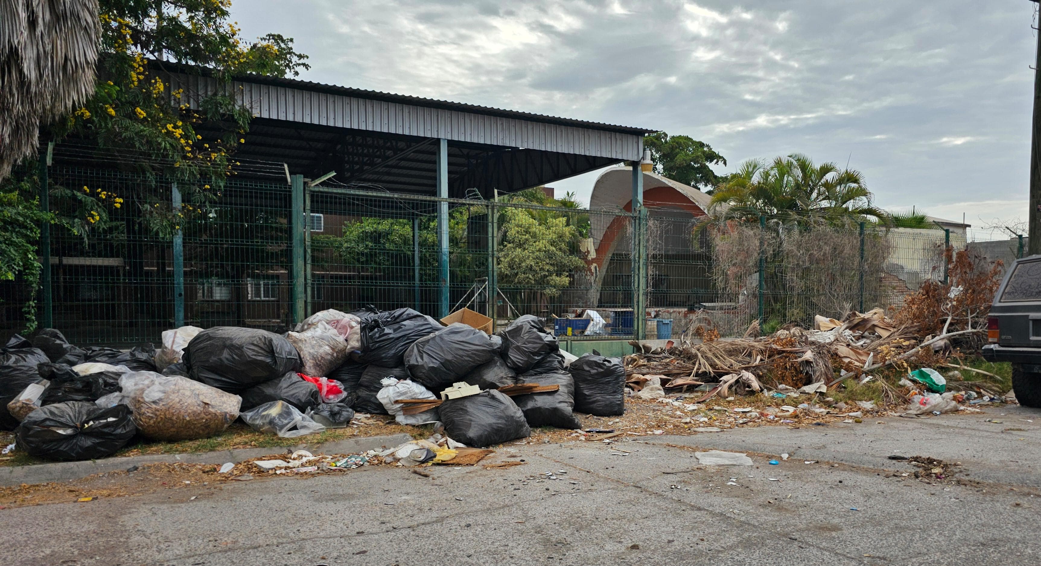 Basura acumulada en la Escuela Primaria 