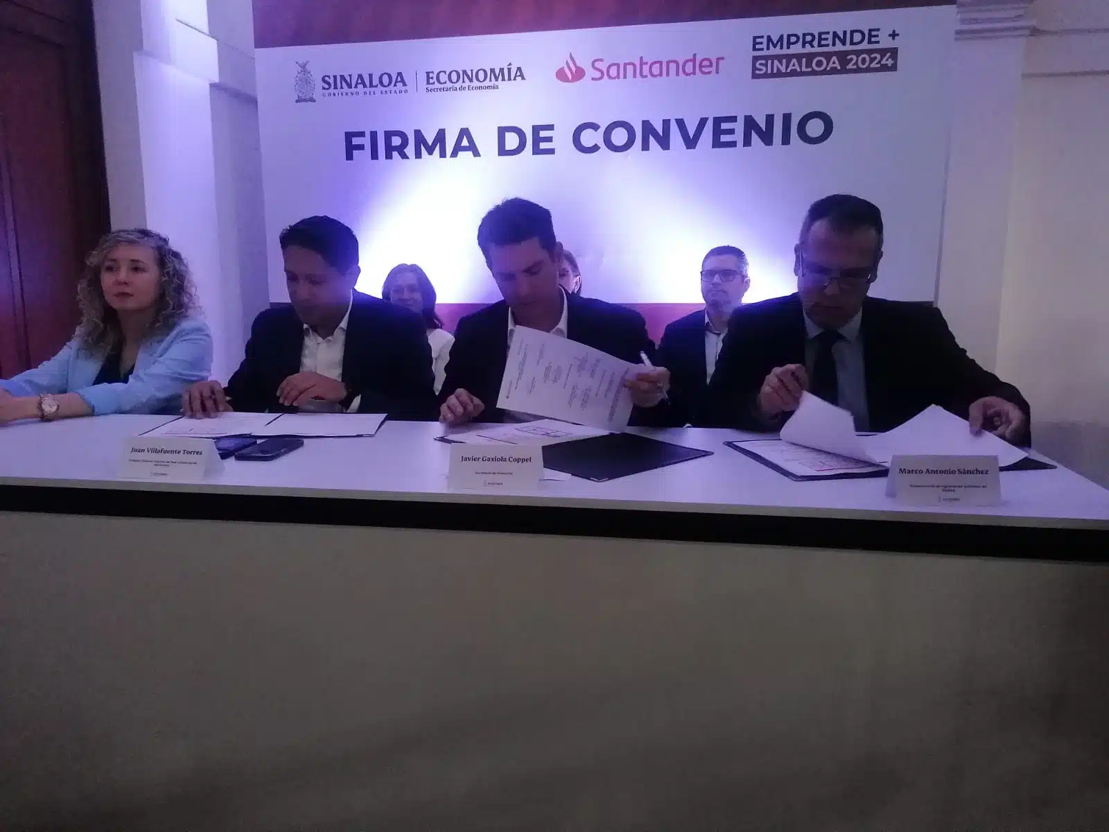 Javier Gaxiola Coppel, secretario de Economía, firmando el convenio con Santander