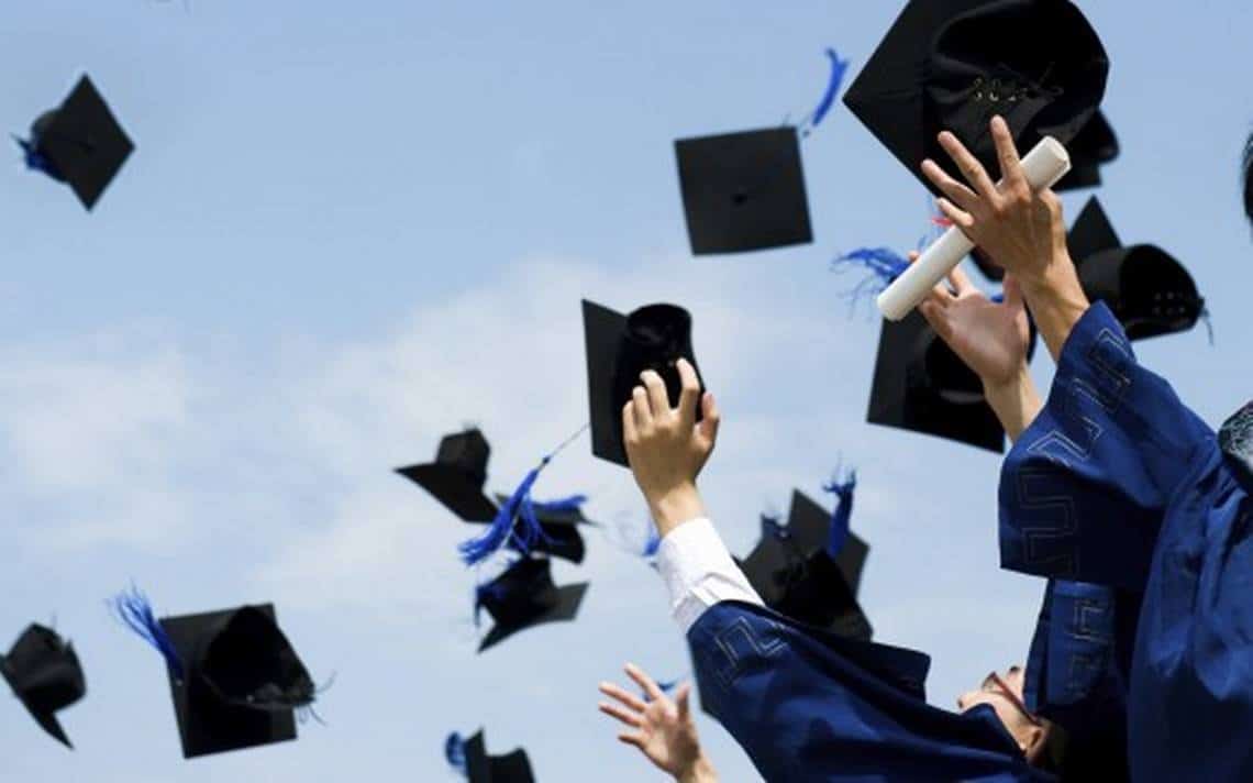 Birretes en una graduación