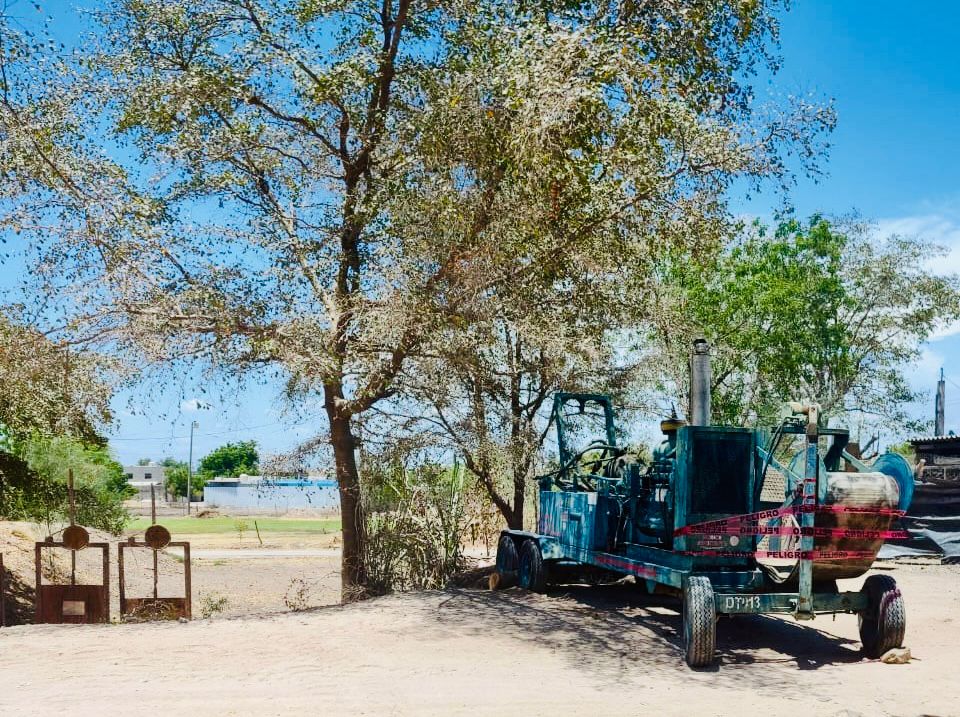Elementos de Protección Civil instalando bombas de succión en la colonia Las Garzas en Guamúchil