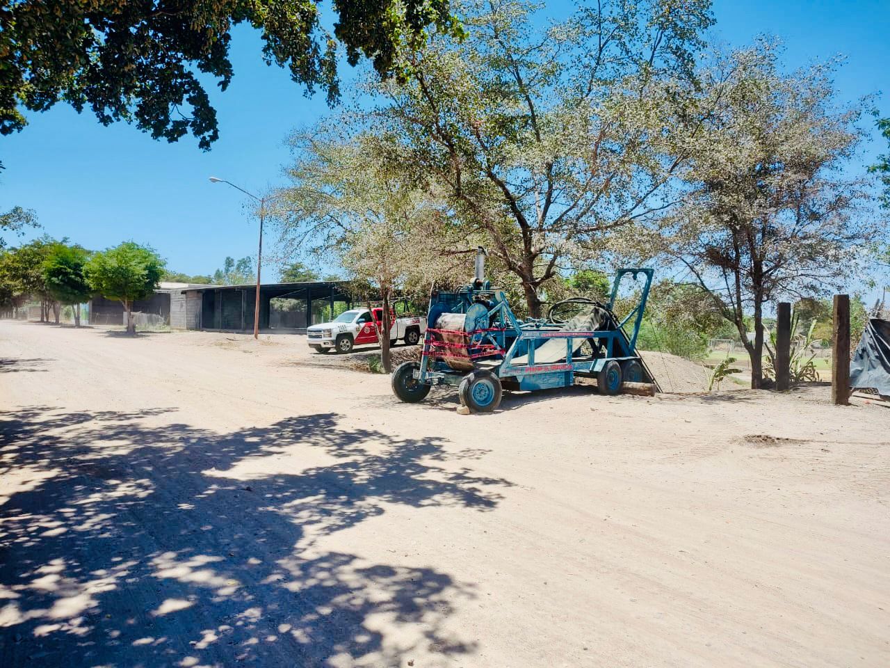 Elementos de Protección Civil instalando bombas de succión en la colonia Las Garzas en Guamúchil