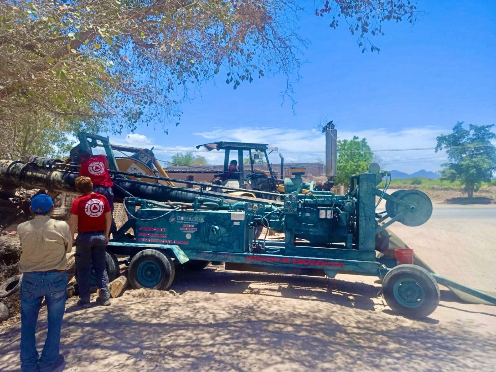 Elementos de Protección Civil instalando bombas de succión en la colonia Las Garzas en Guamúchil
