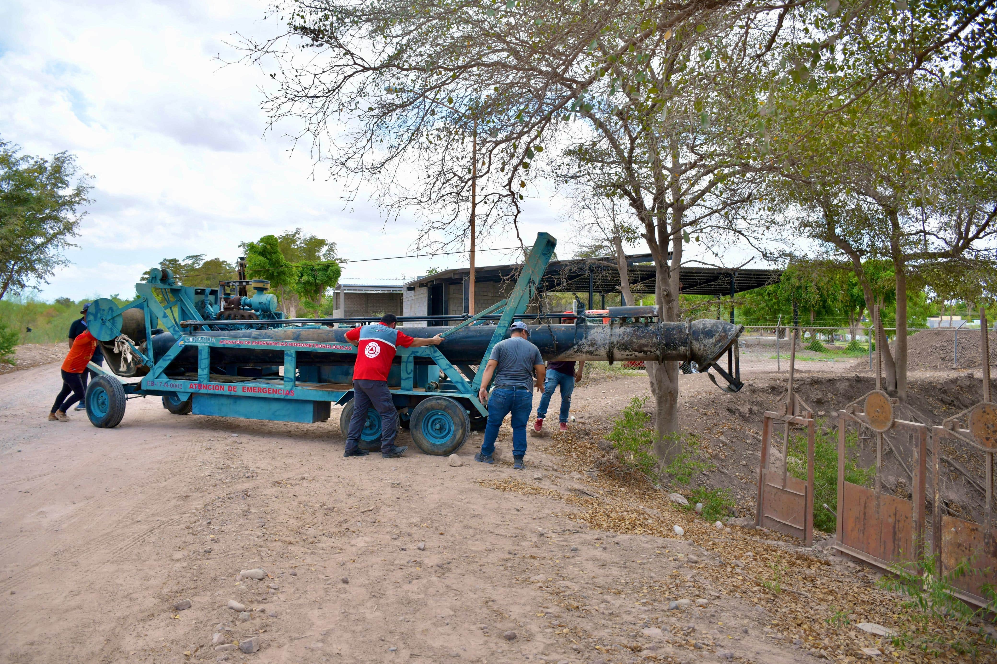 Elementos de Protección Civil instalando bombas de succión en la colonia Las Garzas en Guamúchil