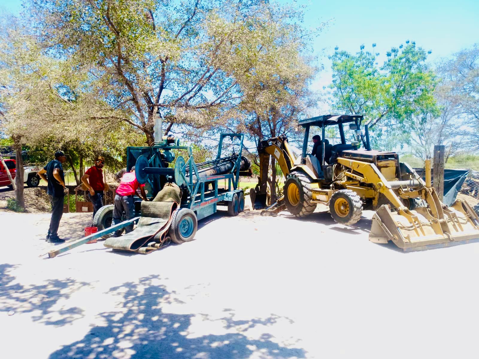 Elementos de Protección Civil instalando bombas de succión en la colonia Las Garzas en Guamúchil