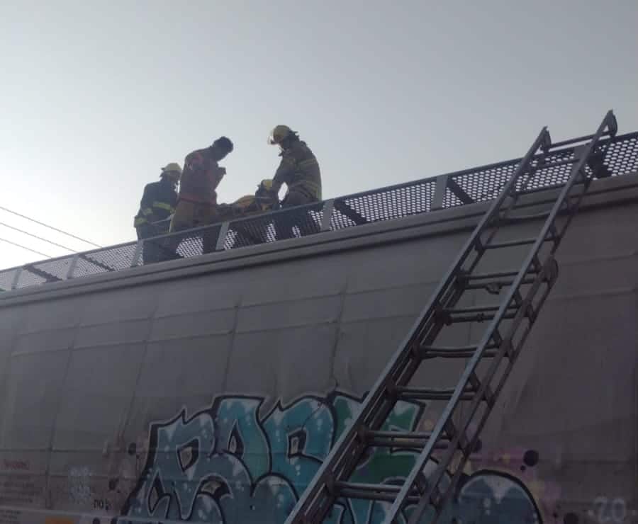 Bomberos Navolato rescatan a hombre lesionando en un vagón de tren