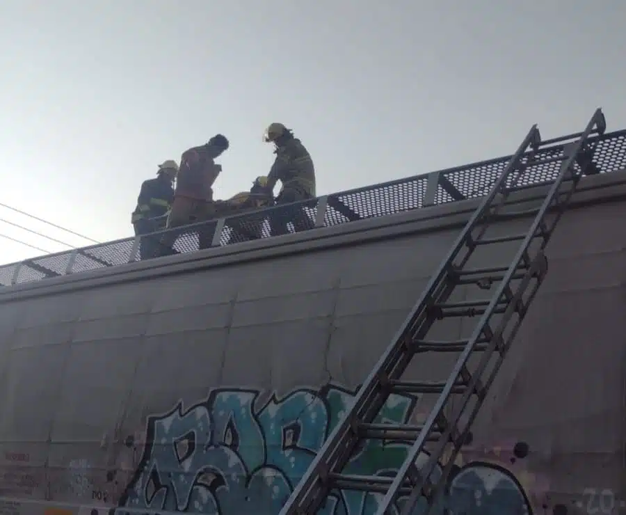 Bomberos Navolato rescatan a hombre lesionando en un vagón de tren