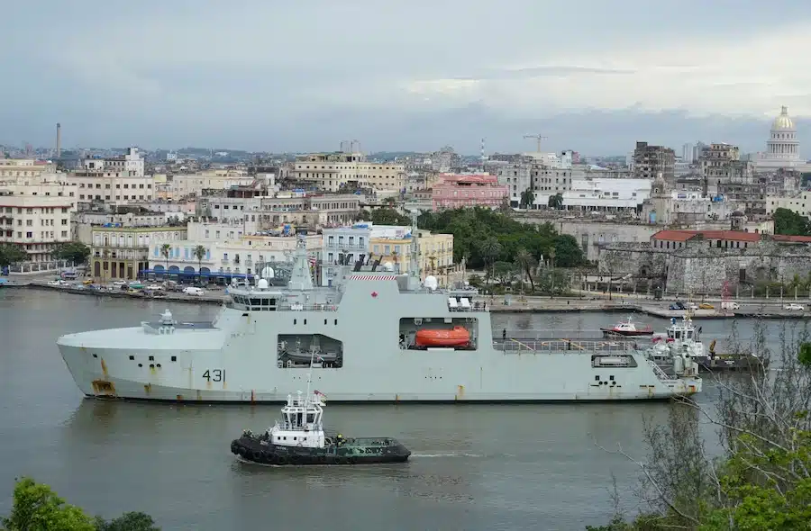 El buque de la marina canadiense entra a Cuba