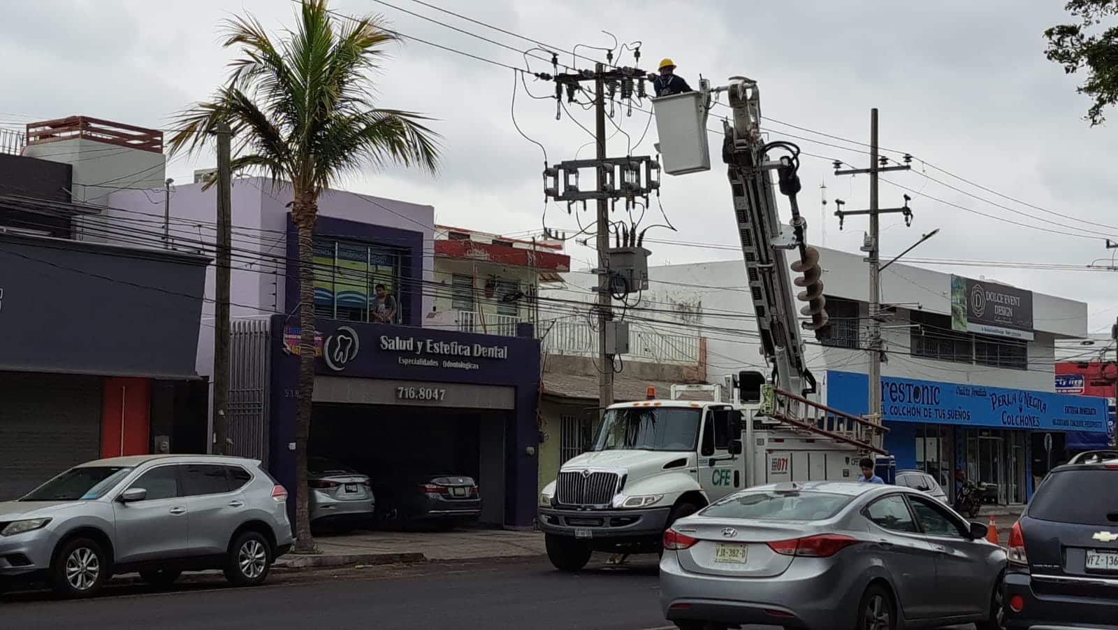 CFE haciendo reparaciones por fallas en el suministro de energía eléctrica