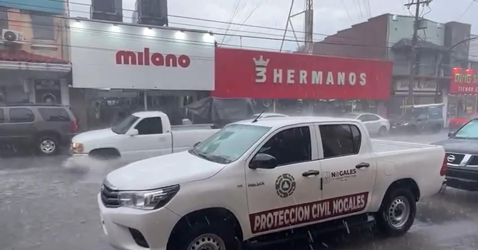 Caída de granizo sorprende a habitantes de Nogales, Sonora