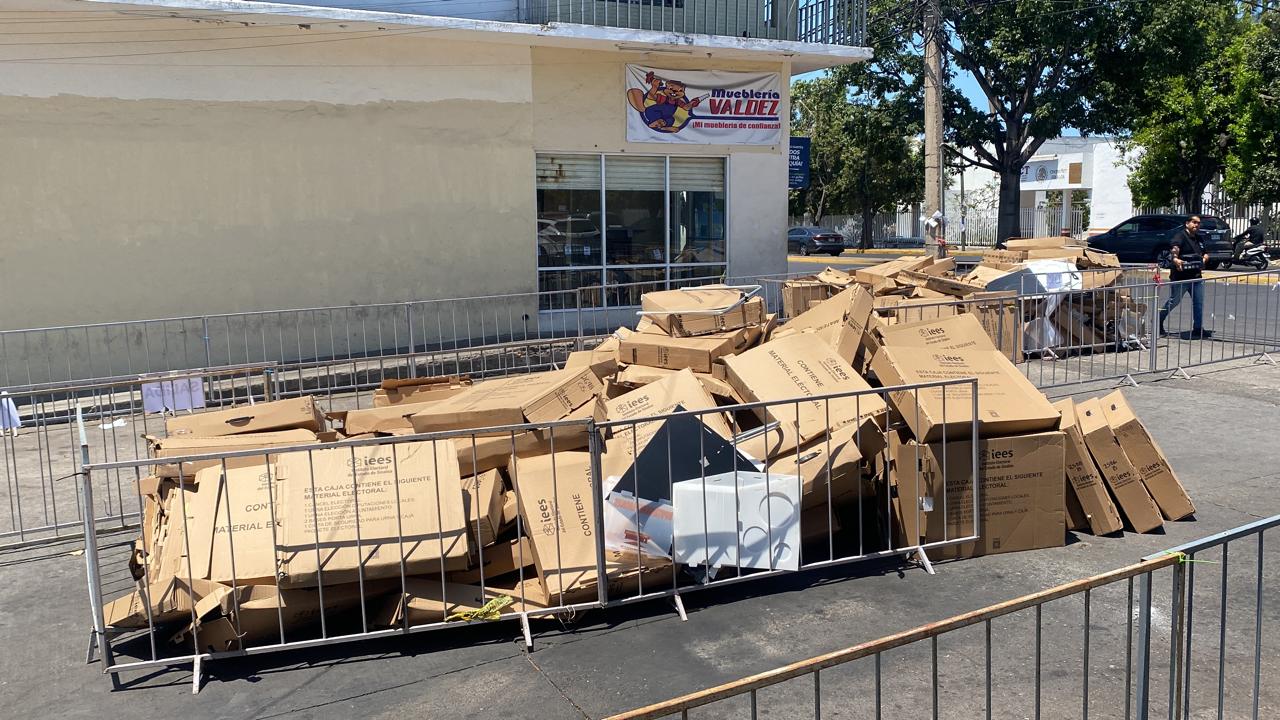 Cajas del IEES en donde fueron estaban empaquetados las boletas electorales para las elecciones en Mazatlán