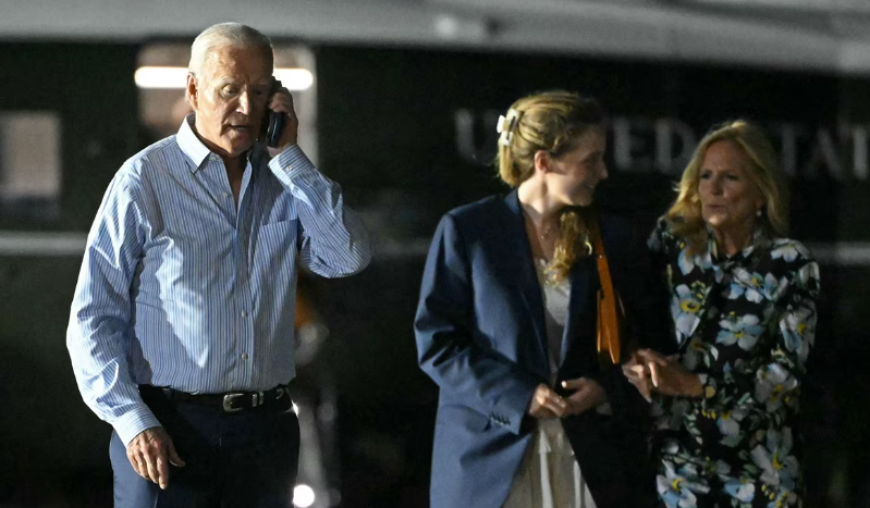 Joe Biden se reúne con su familia para discutir su futuro político