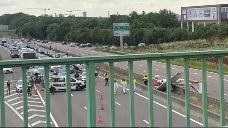 Captan caída de una avioneta en carretera francesa; hay tres muertos