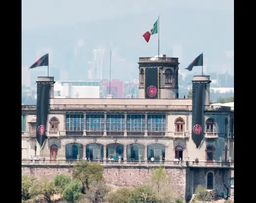 Castillo de Chapultepec con banderas de Rhaenyra Targaryen