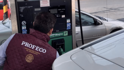 Supervisor de Profeco en gasolinera
