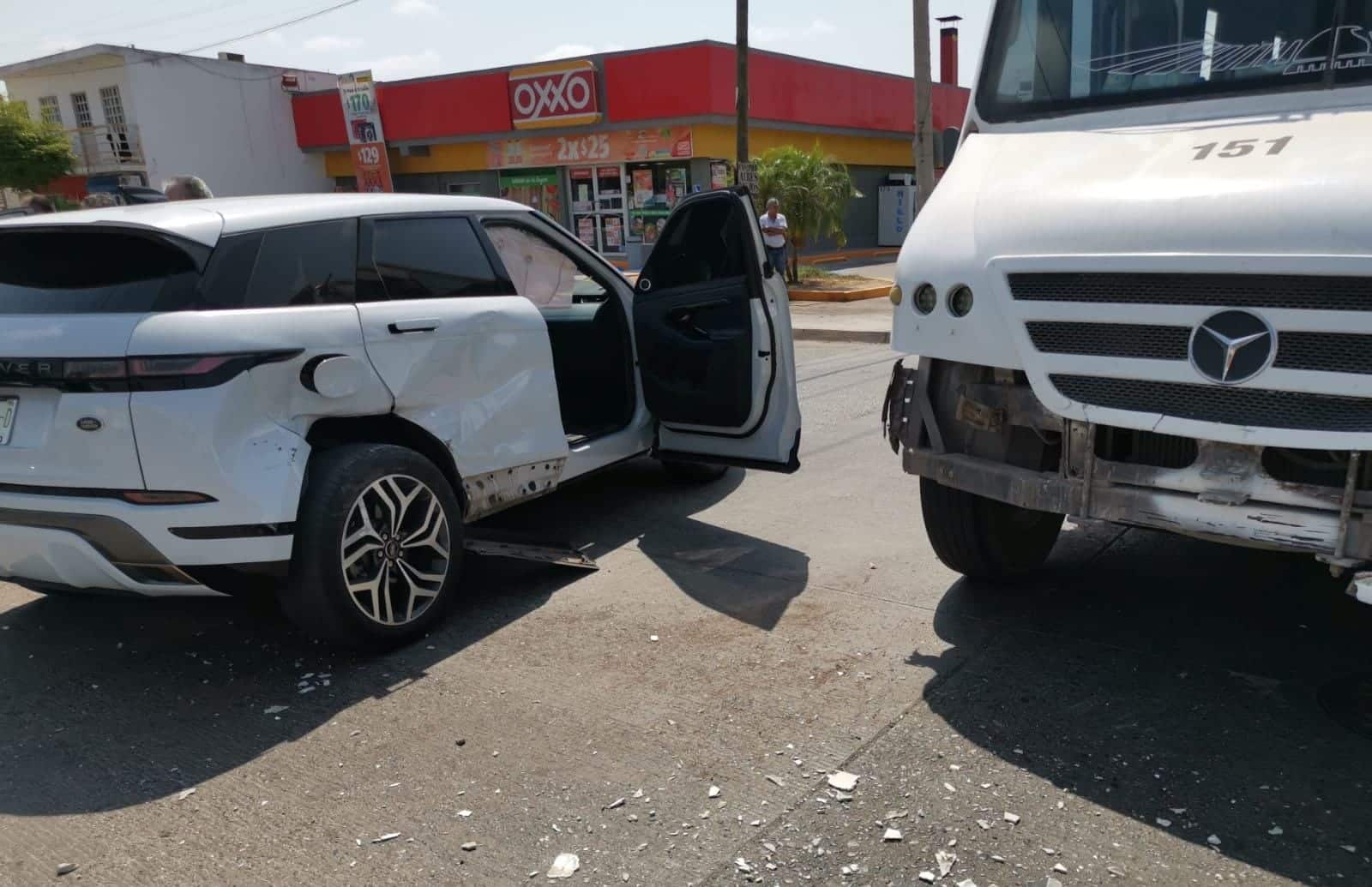 Accidente tipo carambola dejó como saldo dos mujeres lesionadas en Los Mochis