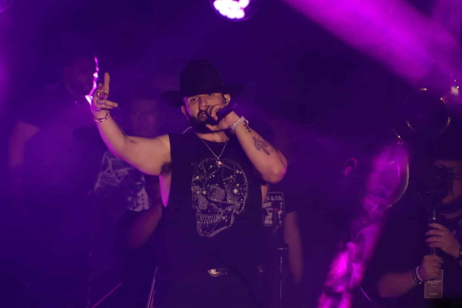 Carín León durante concierto en Mazatlán