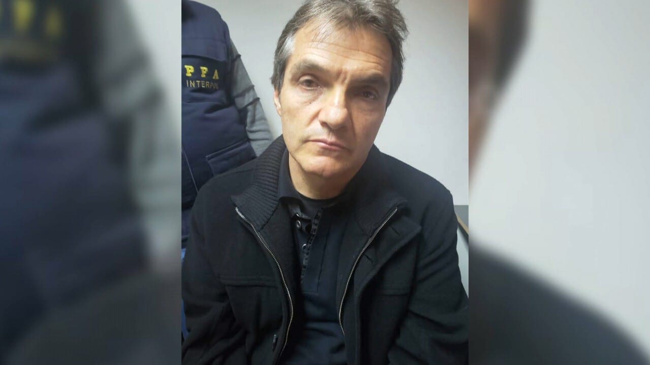 Agentes de migración detienen a Carlos Ahumada
