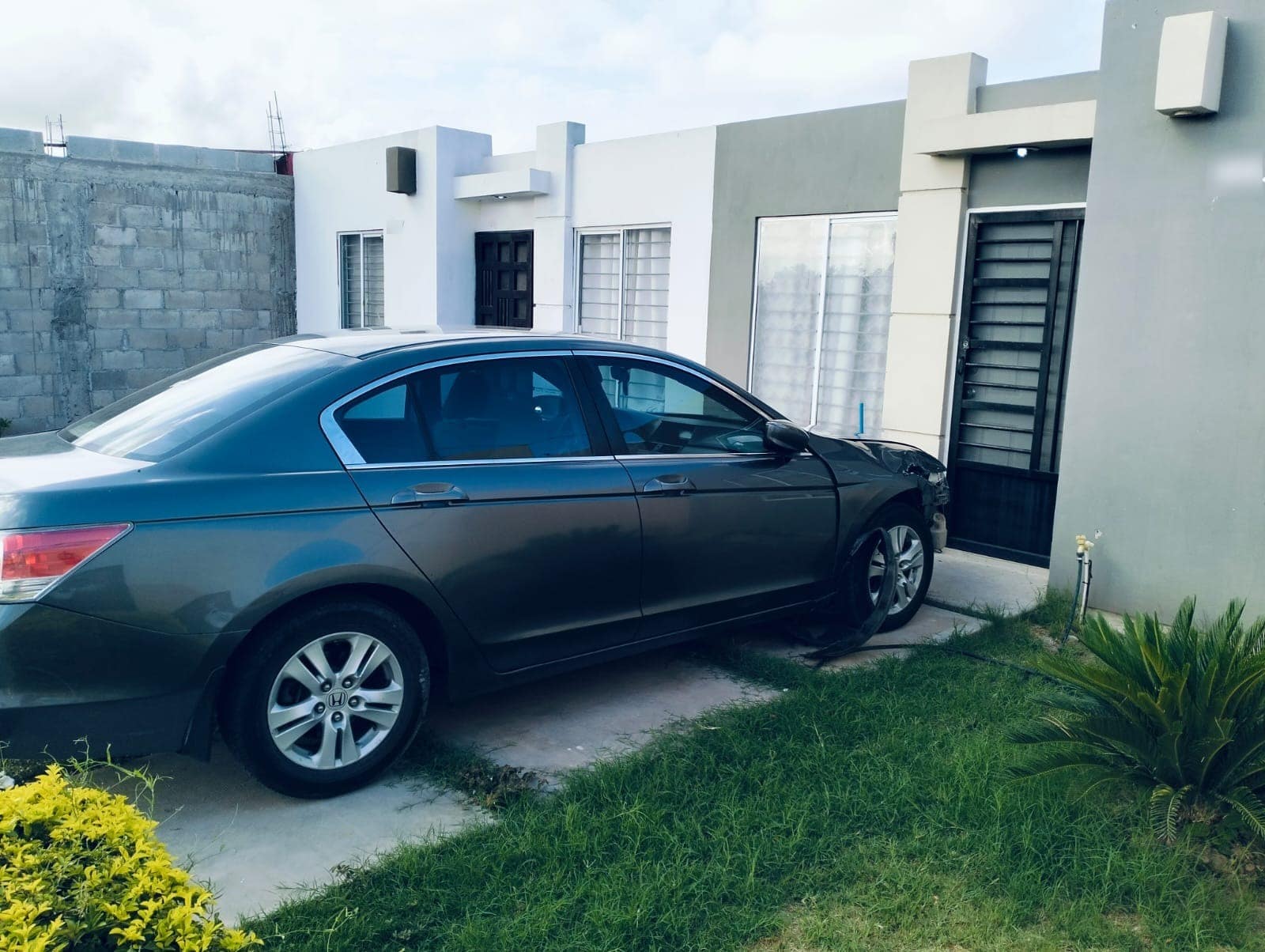 Carro estacionado afuera de una casa después de causar un accidente en Los Mochis