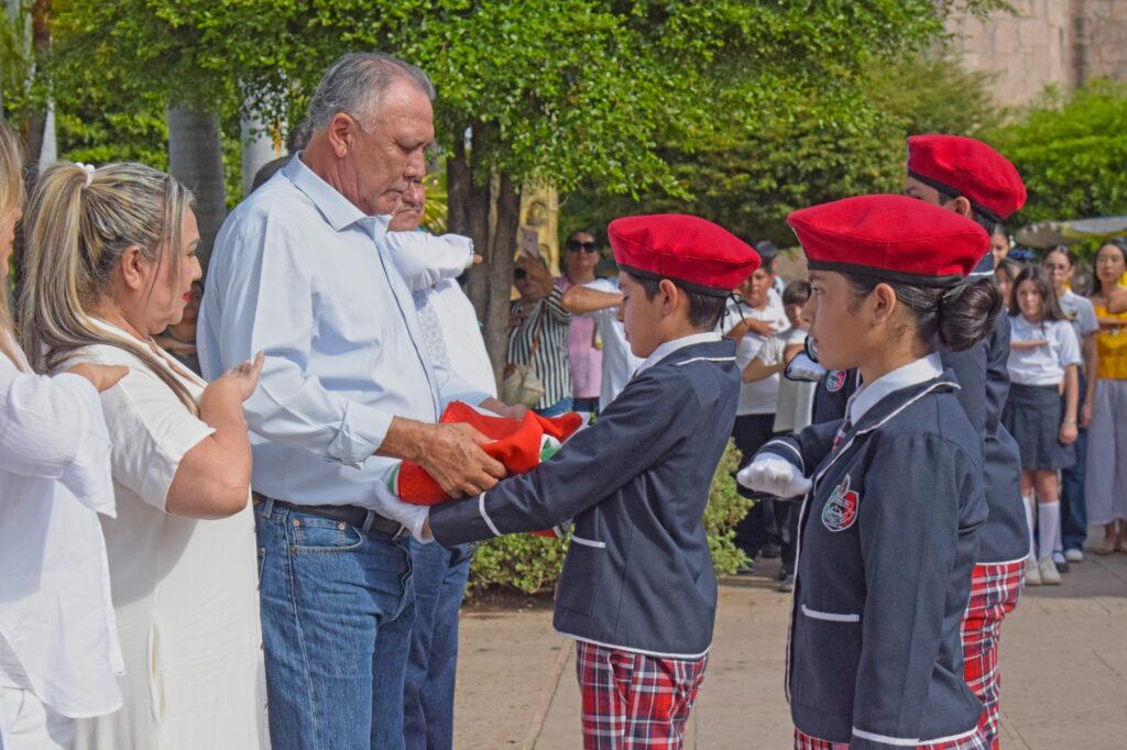 Alcalde de El fuerte entrega bandera a escuela de primaria
