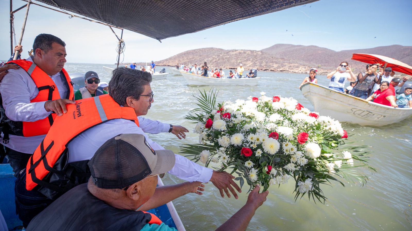Celebración del 65 aniversario de El Huitussi en el Día de la Marina Nacional