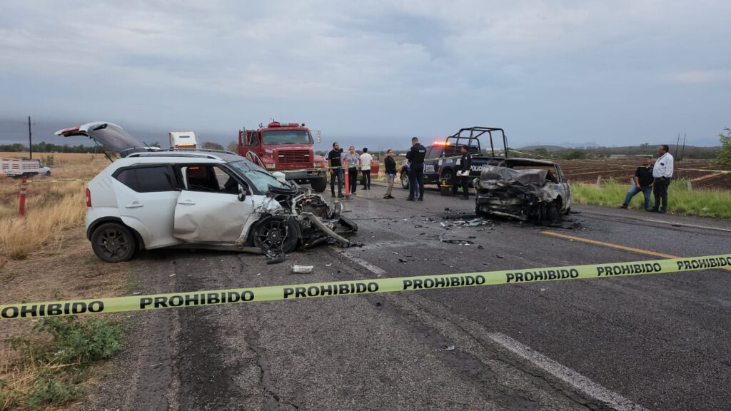 Peritaje en la carretera a Mocorito donde chocaron dos autos este domingo