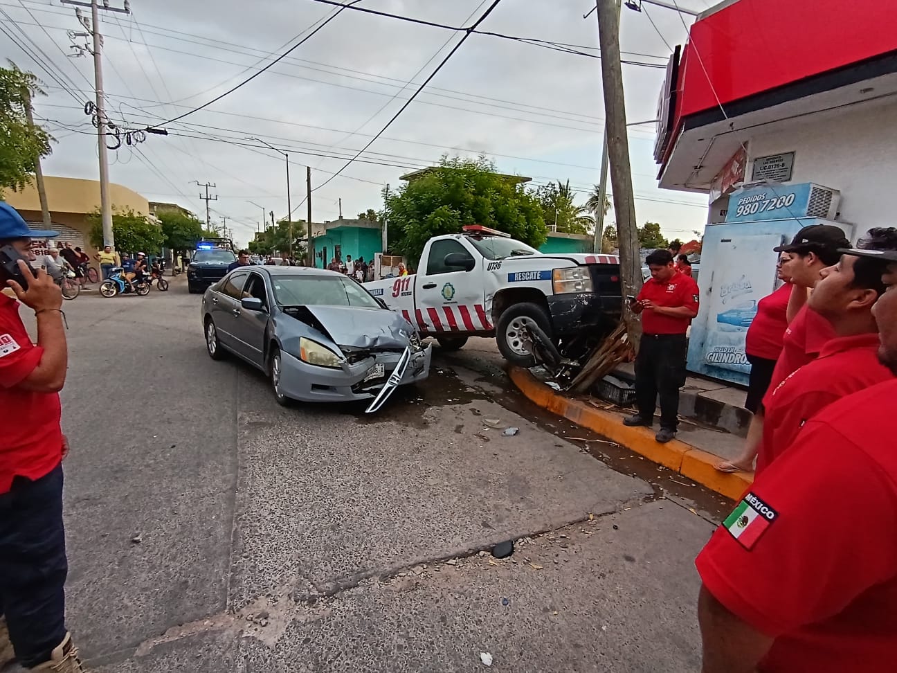 La unidad de Bomberos se impactó contra un automóvil.