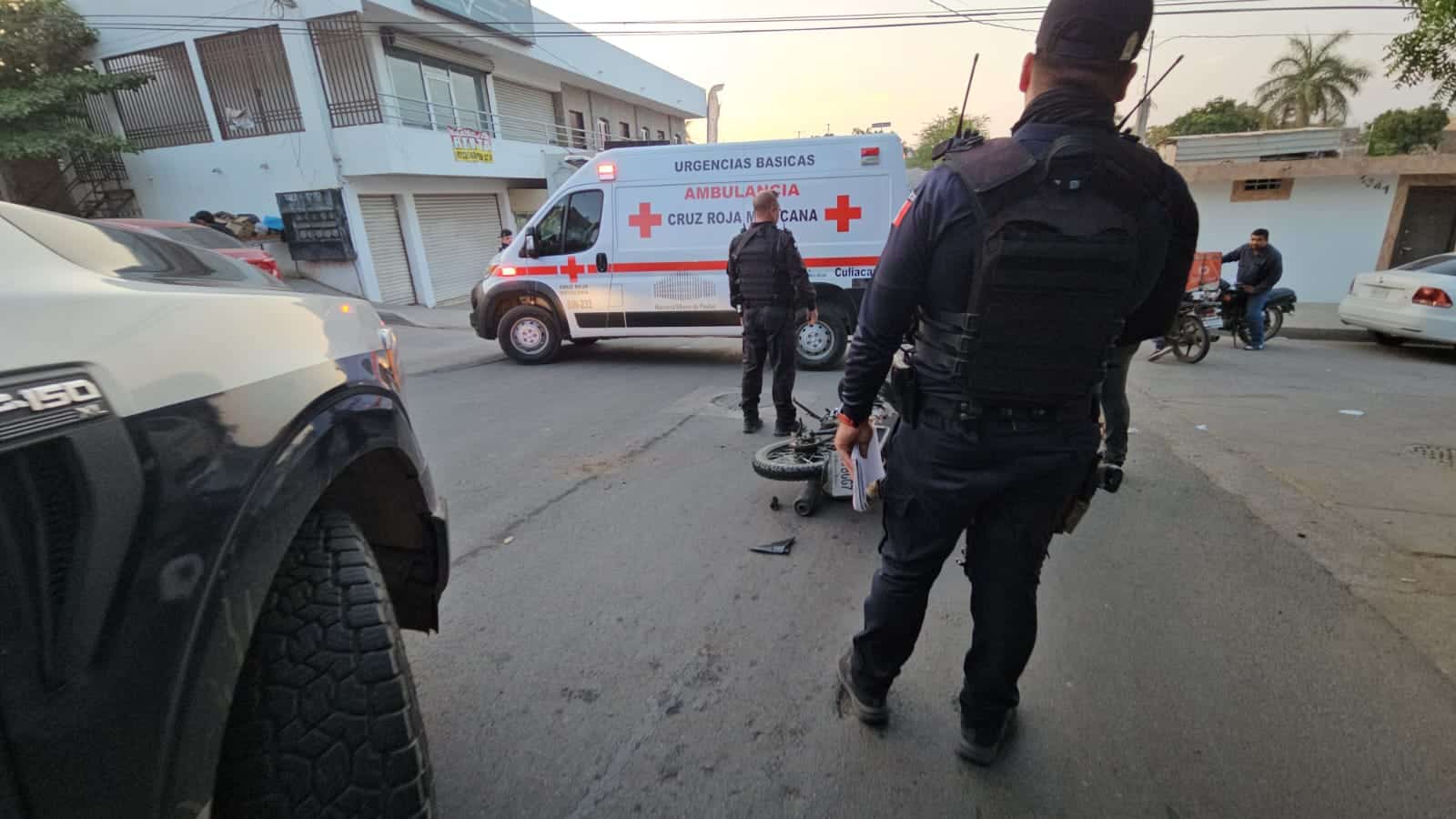 Encontronazo entre moto y vehículo deja un menor de 16 años fracturado en Culiacán