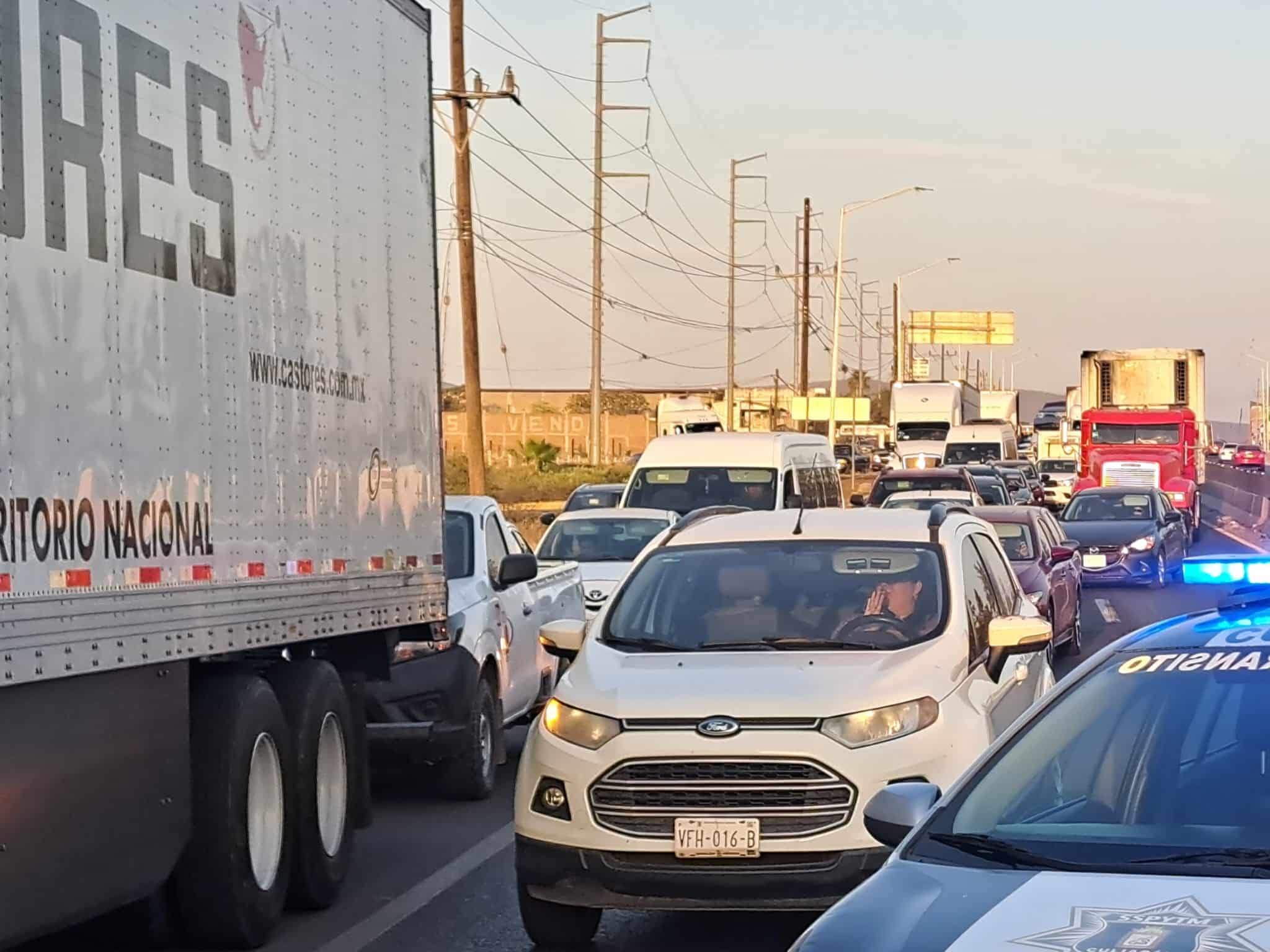 Largas filas de vehículos tras el choque del tráiler