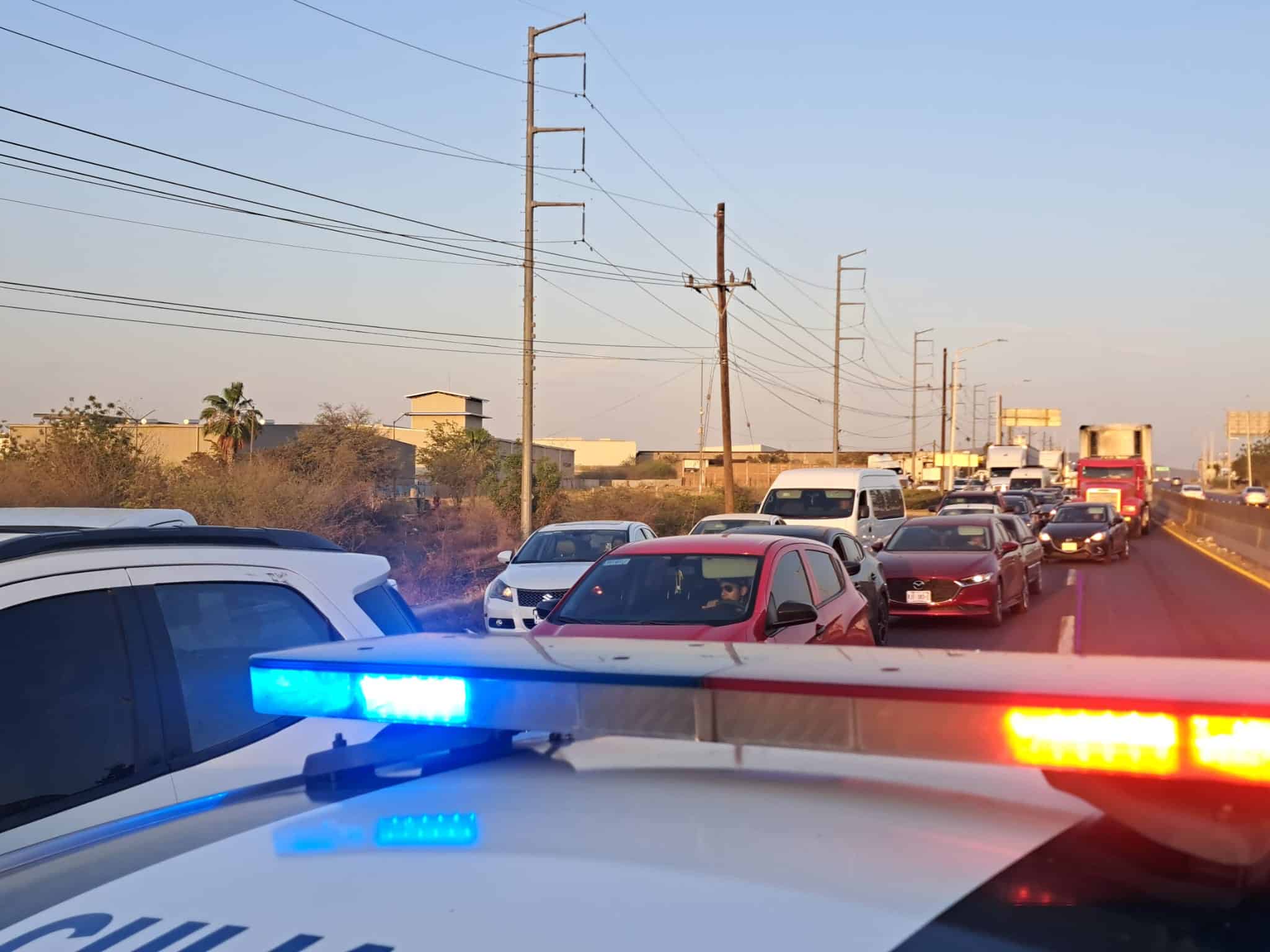 Largas filas de vehículos tras el choque del tráiler. Foto: Ángel Zamudio