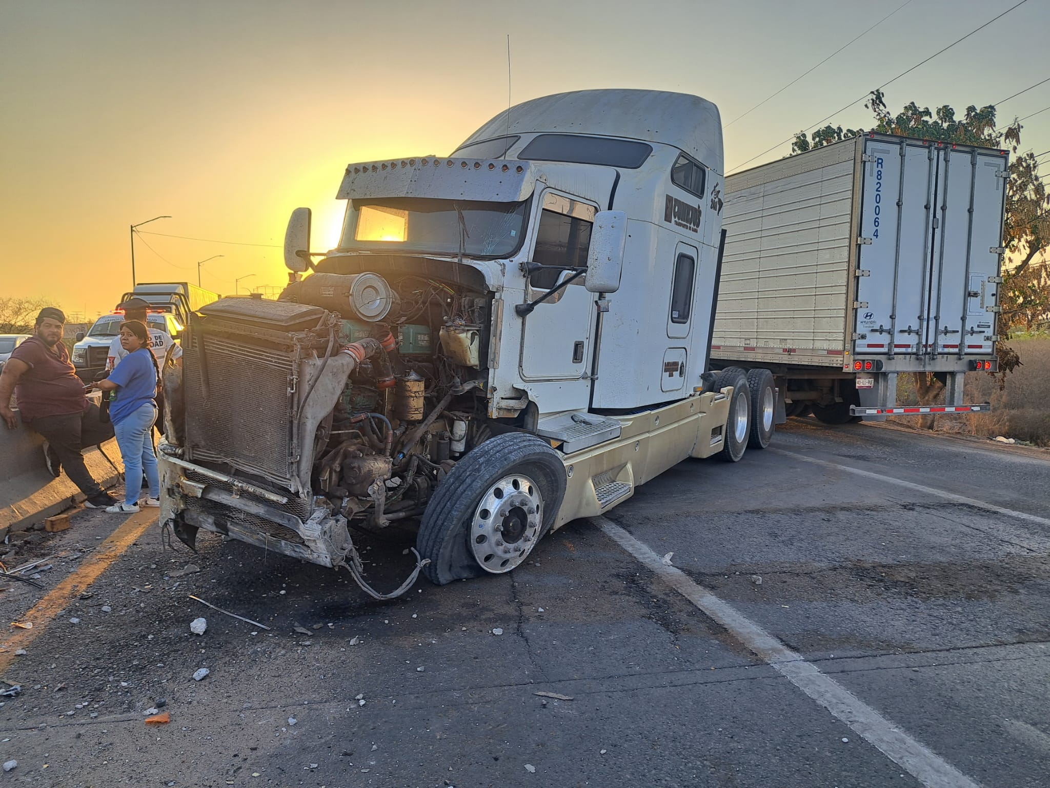 Tráiler dañado de la parte delantera tras chocar con el muro de contención en La Costerita