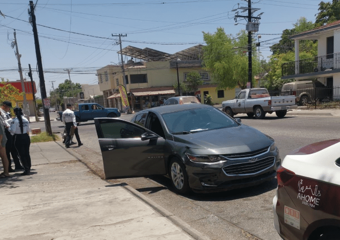 Vehículo detenido en el lugar del accidente vial