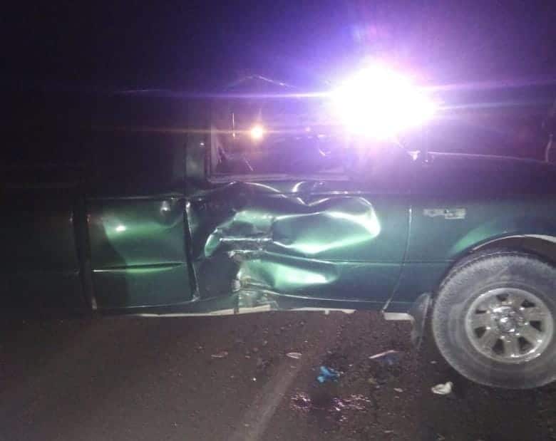 Choque entre una motocicleta y una camioneta deja severamente herido a un hombre