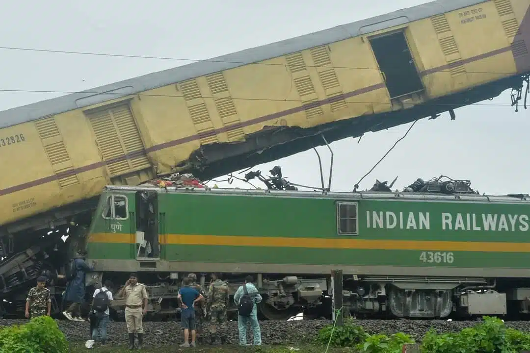 Choque de dos trenes en India; hay nueve fallecidos y varios heridos