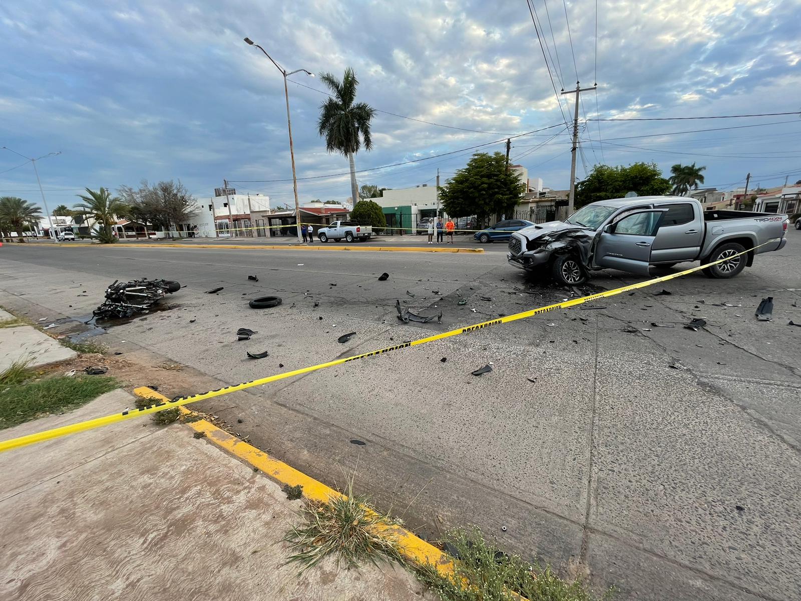 Motocicleta y camioneta tras chocar en transitado bulevar de Los Mochis