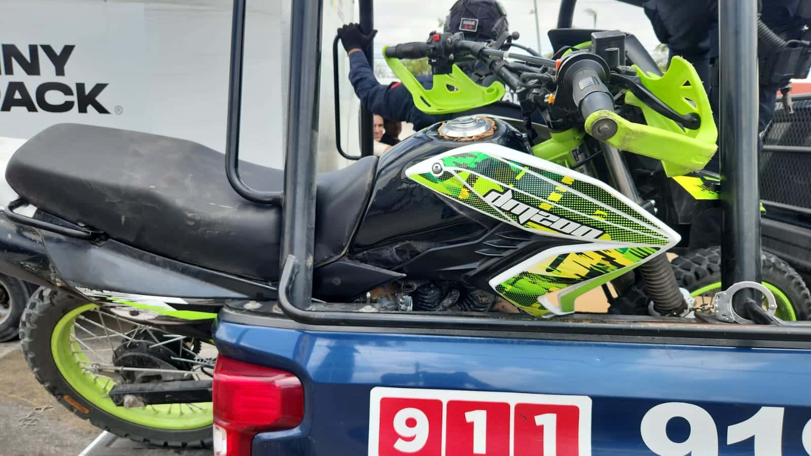 Policías auxilian choque de motocicletas en Culiacán y descubren que una era robada