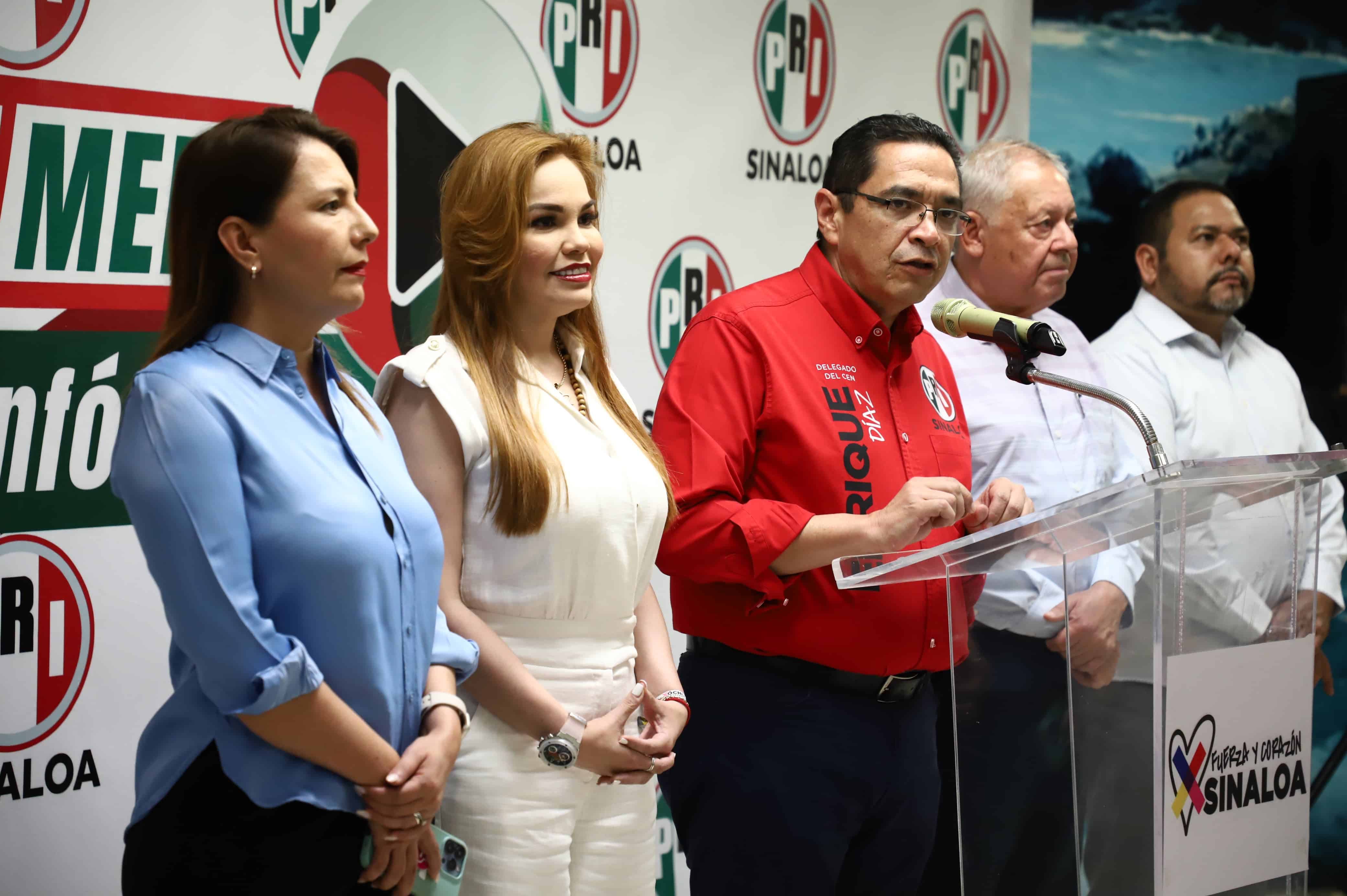 Enrique Díaz, delegado del Comité Ejecutivo Nacional del PRI en Sinaloa, dando un discurso en una conferencia de prensa en Culiacán